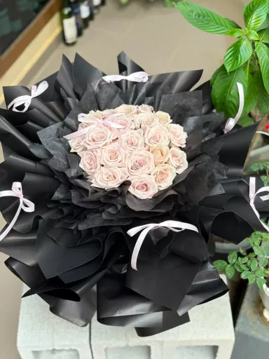 Blush Manta Rose Statement Bouquet (Fresh Flower)