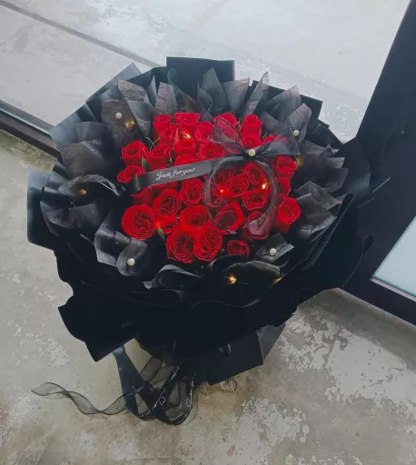 33 STALK ROSA BOUQUET