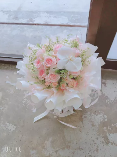 AROUND SHAPE ROSA BOUQUET