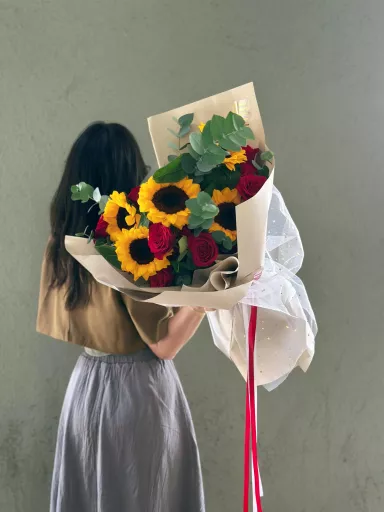 The Entwining Of Sunlight And Roses (Fresh Flower)